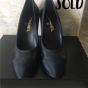 18A Chanel black classic pumps with black cap toe
